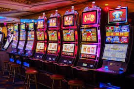 Pengguna menikmati pengalaman bermain sports betting saat pertandingan sepak bola di Bandung
