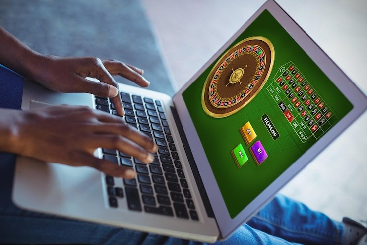 Tim keamanan menjaga perlindungan data dan privasi pengguna dengan sistem enkripsi canggih